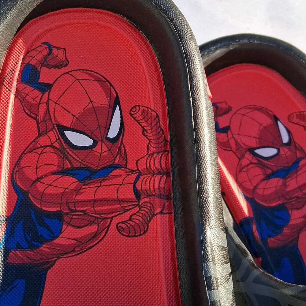 NWT Kids Spiderman Marvel slides. Size 3